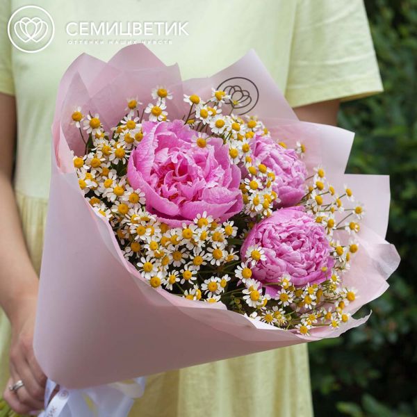 Букет из 3 розовых пионов Standart Plus и матрикарии