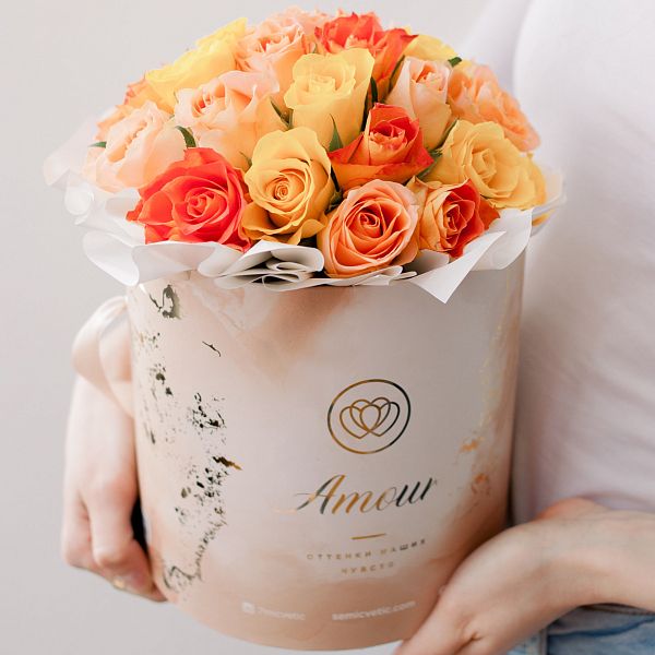 Букет в бежевой шляпной коробке Amour Mini из 31 розы микс в ярких тонах (Кения)