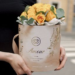 Букет в бежевой шляпной коробке Amour Mini из 21 желтой розы (Кения) с эвкалиптом