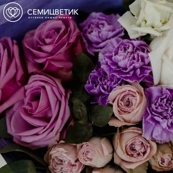 Дизайнерский букет из роз, гвоздик и лизиантусов "S" в сиреневых тонах в упаковке