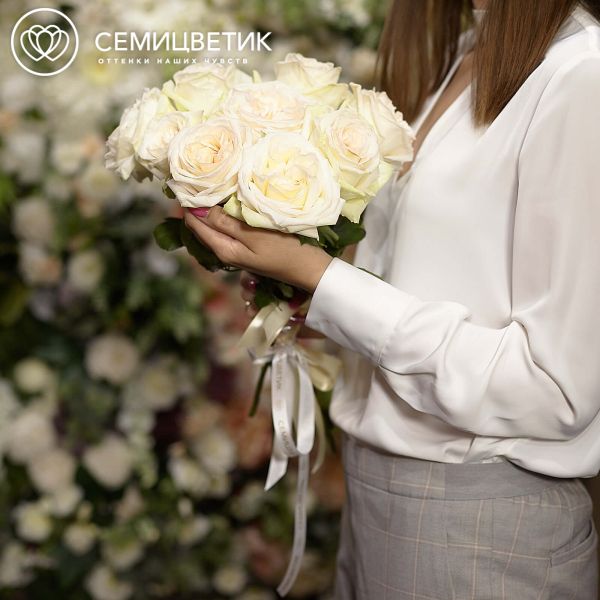 Букет из 9 белых пионовидных роз White O'Hara 40 см
