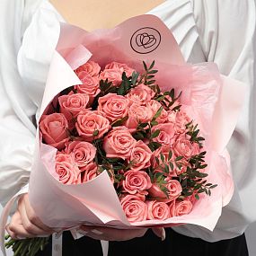 Букет из 35 коралловых роз 35-40 см (Россия) с фисташкой