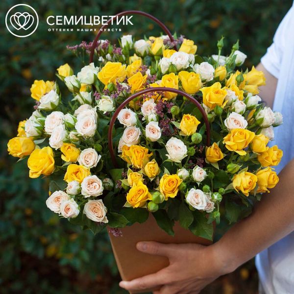 Композиция из 21 жёлтой и кремовых кустовых роз с лимониумом в сумочке