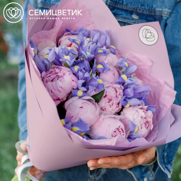 Букет из 10 розовых пионов Premium и 15 синих ирисов в сиреневой пленке