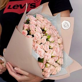 Букет из 35 нежно-розовых кустовых роз 40 см (Кения) в кремовой пленке