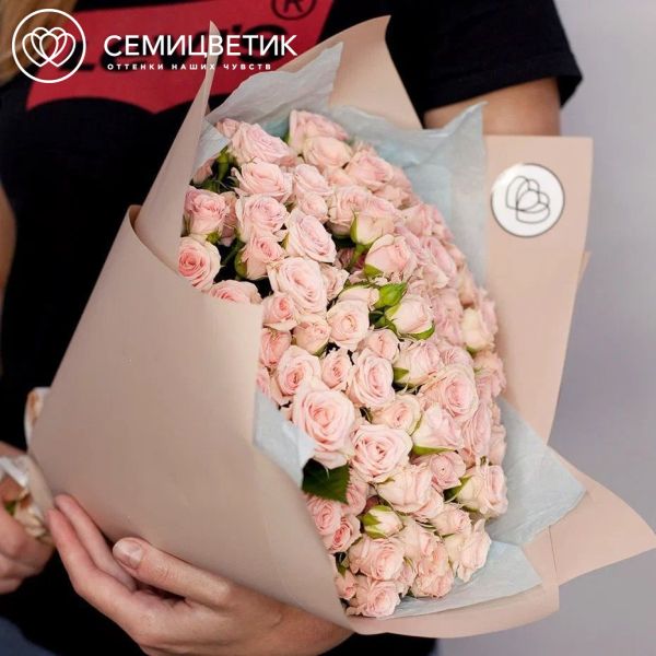 Букет из 35 нежно-розовых кустовых роз 40 см (Кения) в кремовой пленке