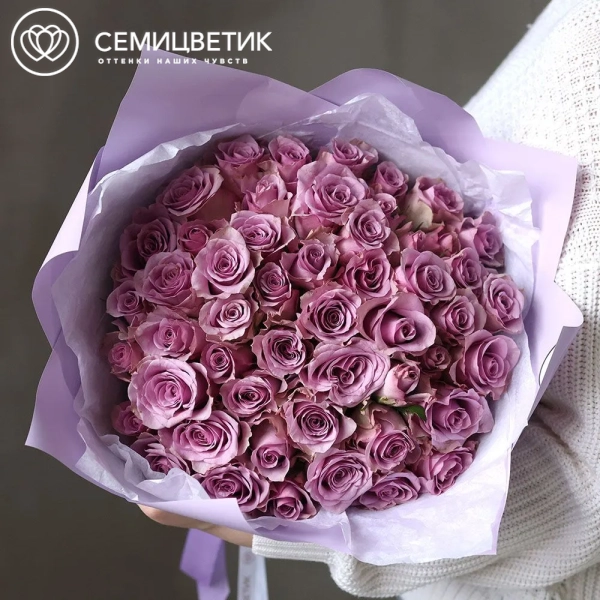 Букет из 51 сиреневой розы 35 см (Кения) в сиреневой упаковке
