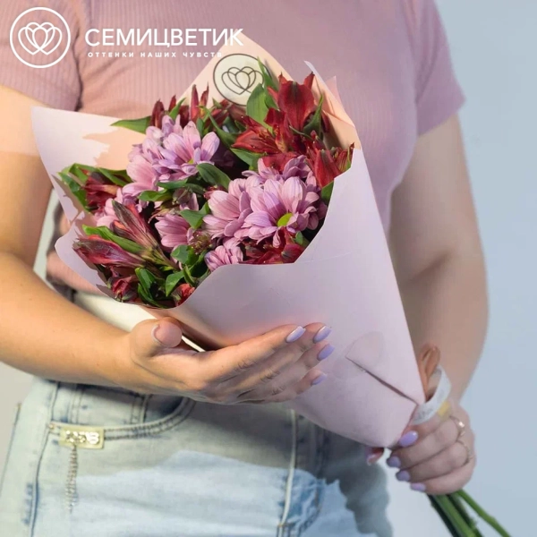 Букет из 2 розовых кустовых хризантем и 5 красных альстромерий в розовой пленке