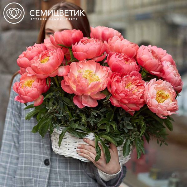 Композиция из 25 коралловых пионов Coral Sunset Premium в корзине