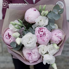 Букет из 5 пионов, 3 лизиантусов и эвкалипта в розовой пленке
