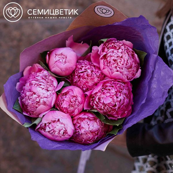 Букет из 7 ярко-розовых пионов Flemming Premium