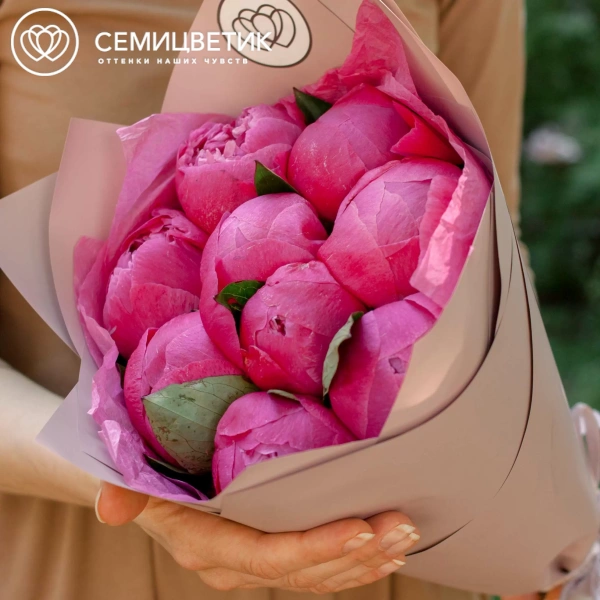 Букет из 9 ярко-розовых пионов Command Performance Premium в кремовой пленке
