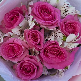 Букет из 7 розовых роз 40 см (Россия) и 4 белых альстромерий в розовой пленке