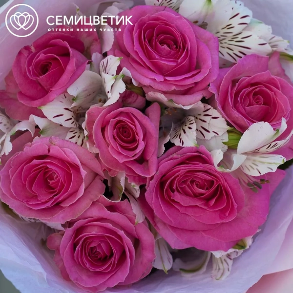 Букет из 7 розовых роз 40 см (Россия) и 4 белых альстромерий в розовой пленке
