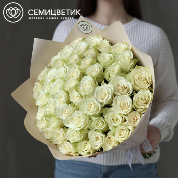 Букет из 51 белой розы Athena 50 см (Кения) в кремовой упаковке