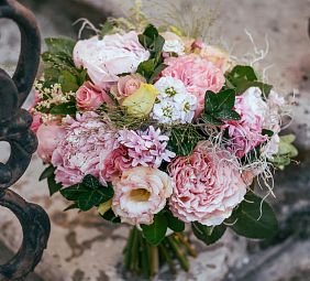 Свадебный букет из пионов, гиацинта и роз