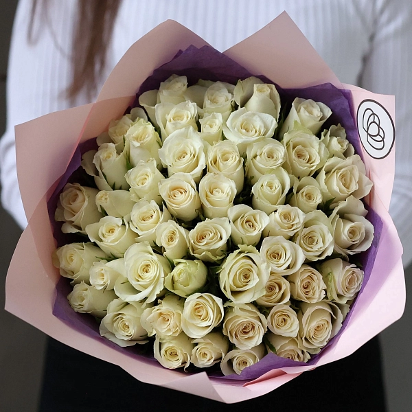 Букет из 51 белой розы 35-40 см (Кения) в розовой упаковке