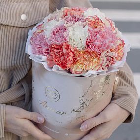 Букет в бежевой шляпной коробке Amour Mini из 25 гвоздик микс