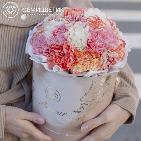 Букет в бежевой шляпной коробке Amour Mini из 25 гвоздик микс