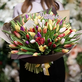 Букет из 151 тюльпана микс в бордовой пленке