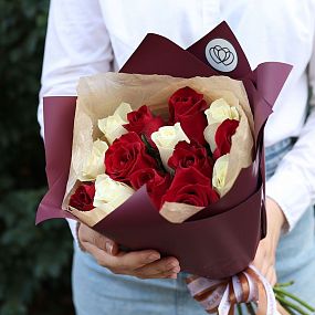 Букет из 15 красной и белой розы 40 см (Кения)