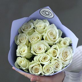 Букет из 15 белых роз 40 см (Кения) в сиреневой пленке