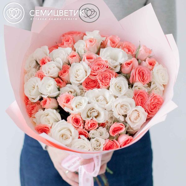 Букет из 25 белых и розовых кустовых роз 40 см (Эквадор)