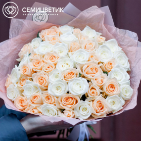 Букет из 51 белой и кремовой розы 40 см (Россия) в сиреневой пленке