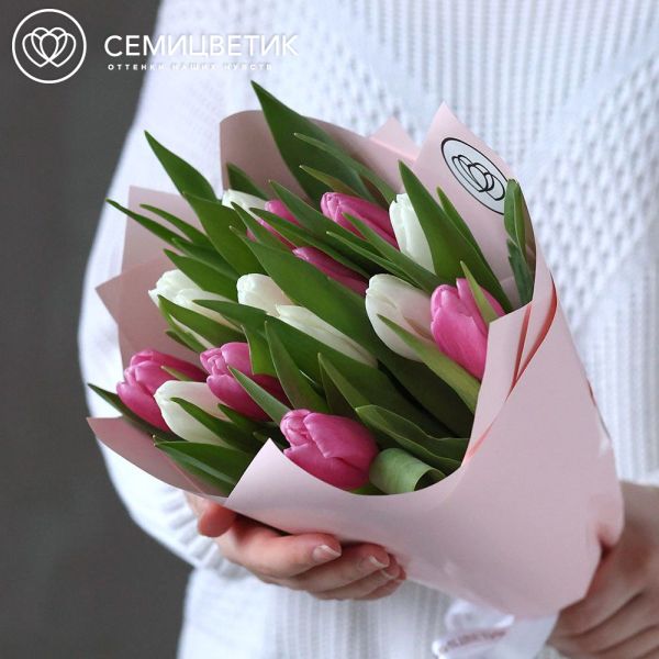 Букет из 15 розовых и белых тюльпанов 40 см