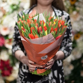 Букет из 101 оранжевого тюльпана в упаковке