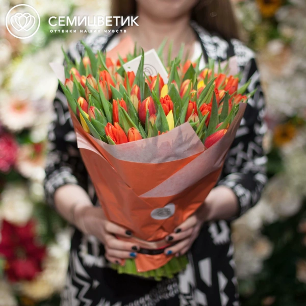Букет из 101 оранжевого тюльпана в упаковке