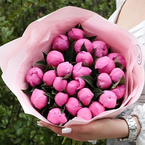 Букет из 25 ярко-розовых пионов Standart в бордовой пленке