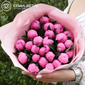 Букет из 25 ярко-розовых пионов Standart в бордовой пленке