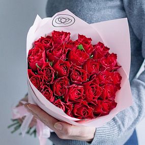 Монобукет  из 25 красных роз 40 см (Кения) в розовой пленке