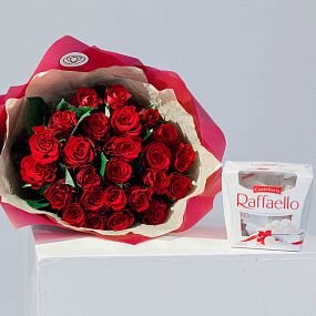 Букет из 25 красных роз 40 см (Кения) в упаковке + Rafaello