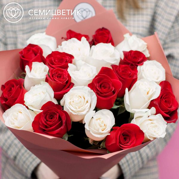 Букет из 25 белых и красных роз (Эквадор) 50 см в розовой пленке