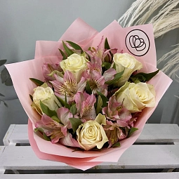 Букет из 5 белых роз 30 см (Кения) и 5 розовых альстромерий в розовой пленке