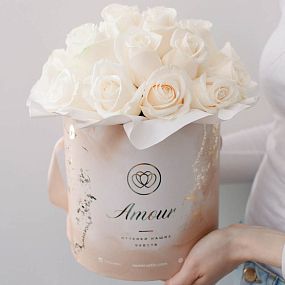 Букет в бежевой шляпной коробке Amour Mini из 25 белых роз Vendela (Эквадор)