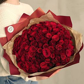 Букет из 101 красной розы 35 см (Кения) в бордовой упаковке