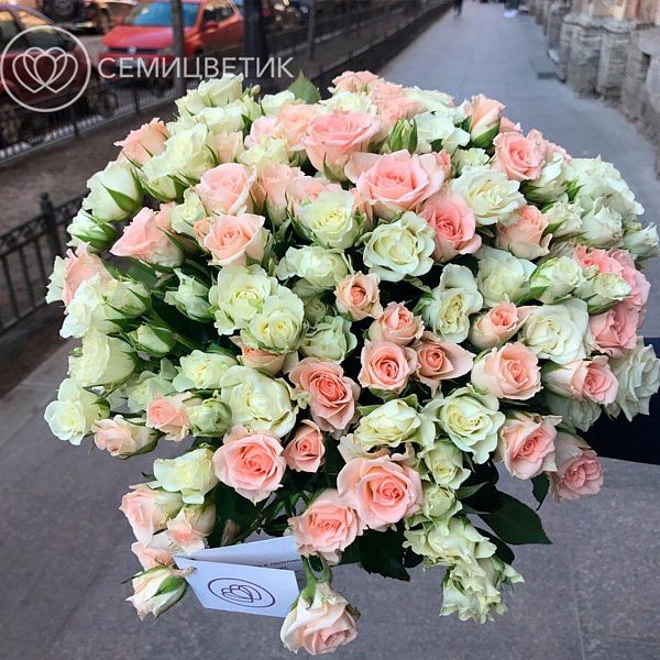 Букет из 25 белых и кремовых кустовых роз 40 см (Кения)
