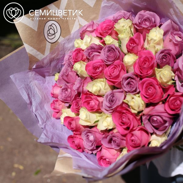 Букет из 51 белой, сиреневой и розовой розы 40 см (Кения)