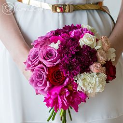 Свадебный букет из пионовидной розы, хризантемы и роз