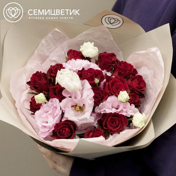 Букет из 15 красных роз (Кения) и 6 розовых лизиантусов в кремовой пленке