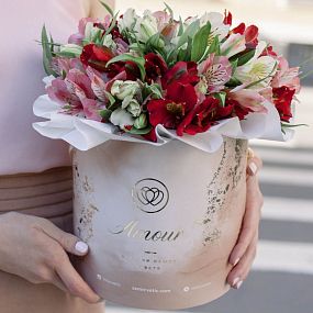 Букет в бежевой шляпной коробке Amour Mini из 25 альстромерий микс