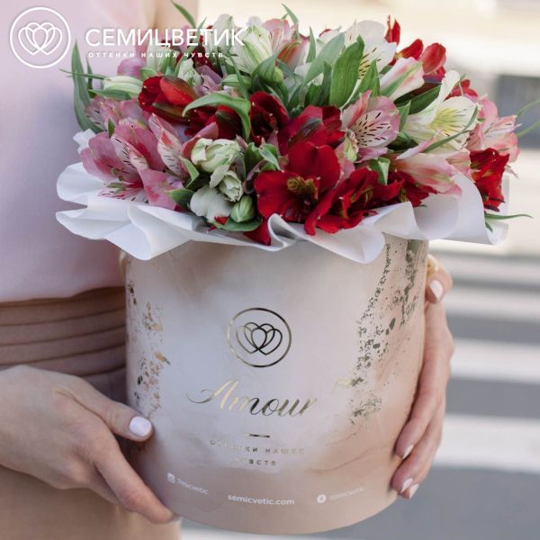 Букет в бежевой шляпной коробке Amour Mini из 25 альстромерий микс