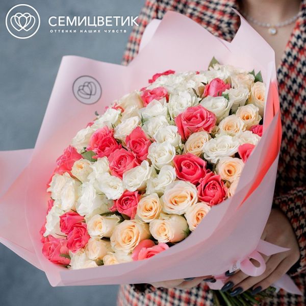 Букет из 101 кремовой, белой и коралловой розы 30 см (Кения) 