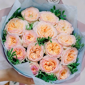Букет из 15 персиковых пионовидных роз Flash Back 40 см с фисташкой в розовой пленке