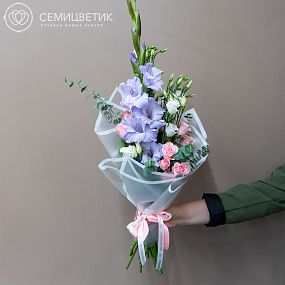 Букет из гладиолуса, кустовой розы и лизиантуса в упаковке