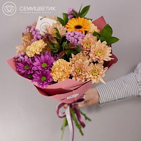 Букет из альстромерии, хризантем и диантусов в розовой пленке
