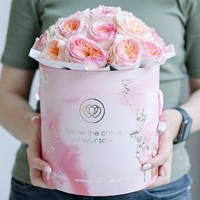 Букет в розовой шляпной коробке Amour Mini из 21 персиковой пионовидной розы Flash Back